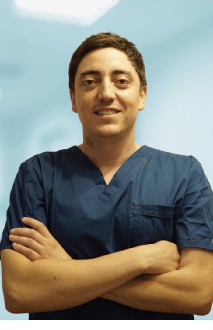 Dr. Sebastián Orellana saludando a un paciente en consulta